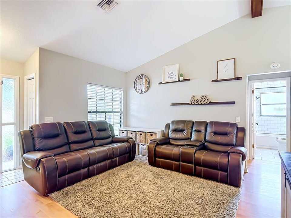 Activo con contrato: $239,500 (2 camas, 2 baños, 979 Pies cuadrados)