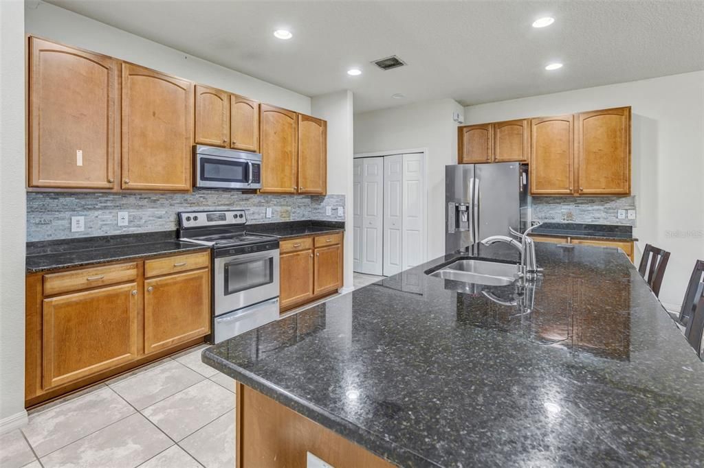 На продажу: $469,999 (3 спален, 2 ванн, 2269 Квадратных фут)