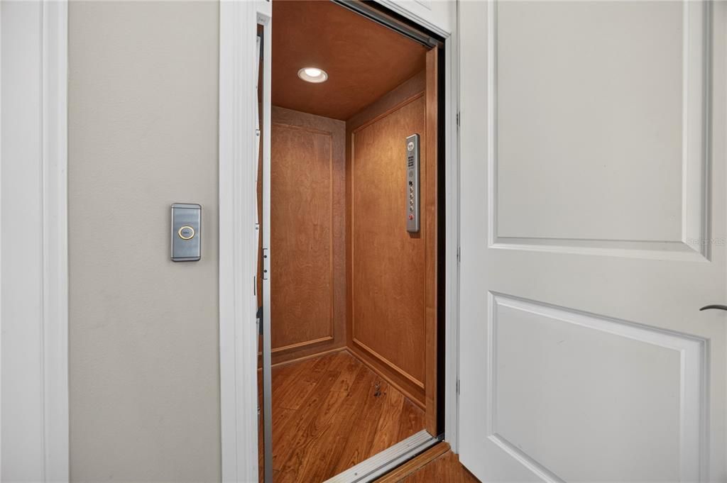 En Venta: $1,499,000 (6 camas, 5 baños, 4643 Pies cuadrados)