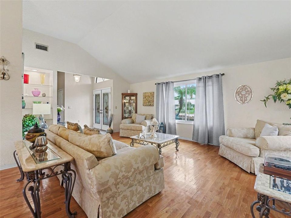 For Sale: $350,000 (3 beds, 2 baths, 1898 Square Feet)