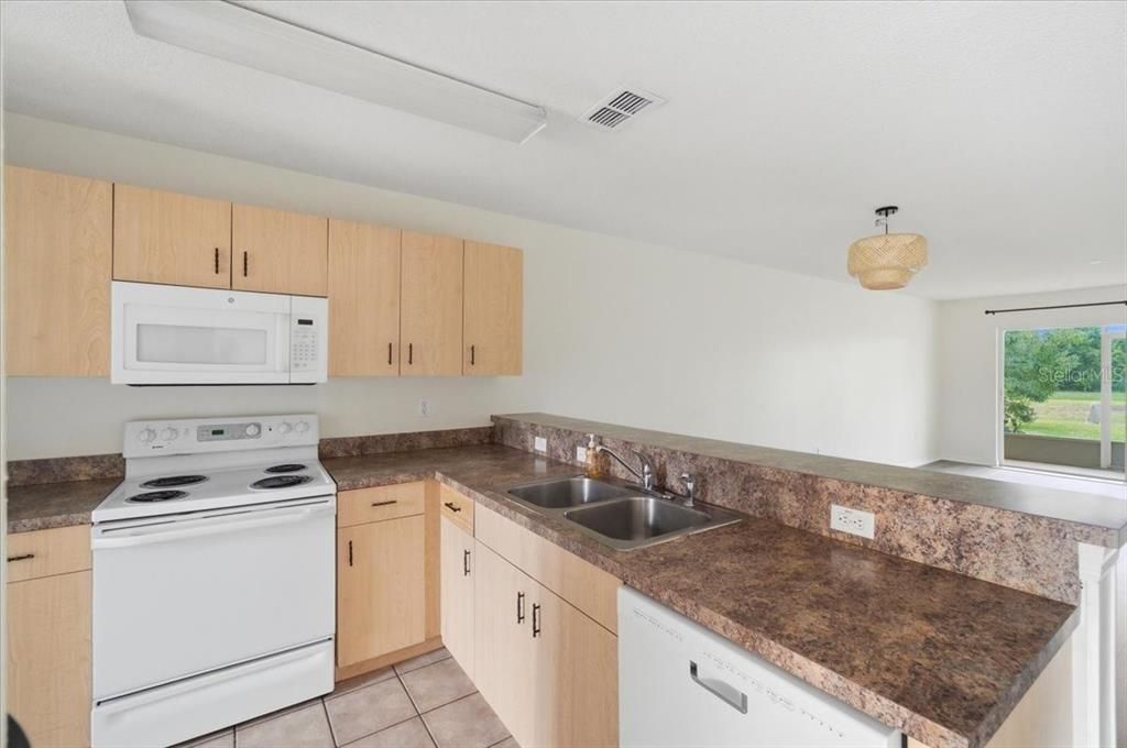 For Rent: $1,800 (3 beds, 2 baths, 1249 Square Feet)