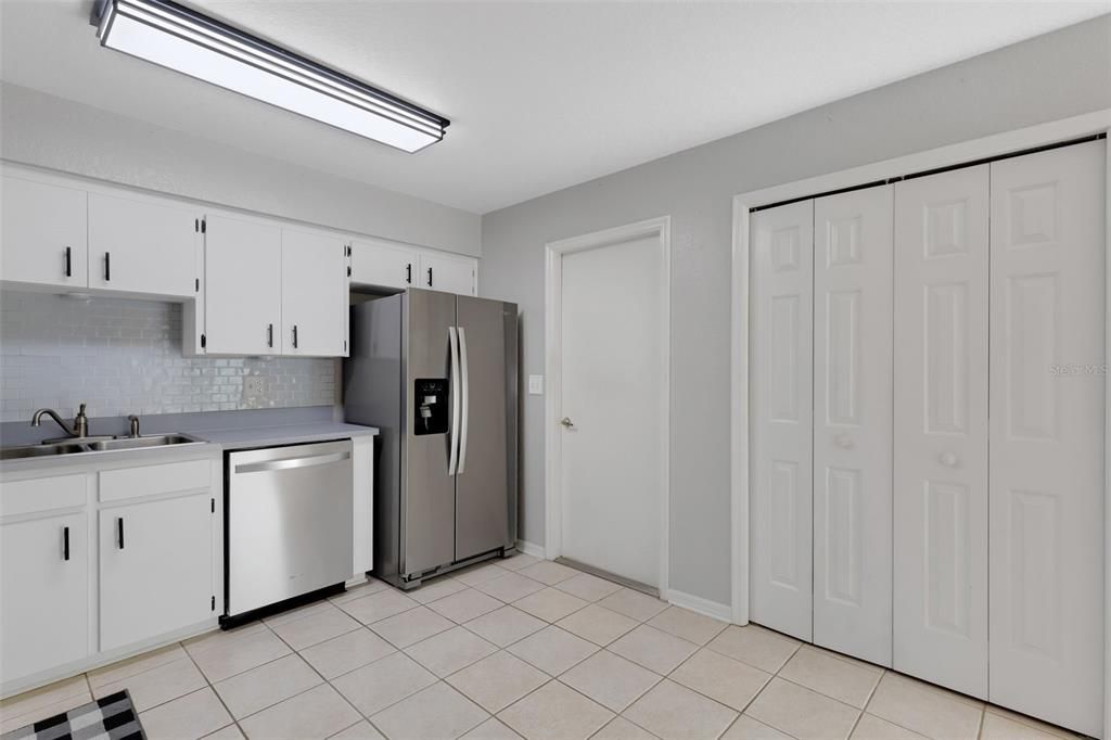 Active With Contract: $239,900 (2 beds, 2 baths, 1381 Square Feet)