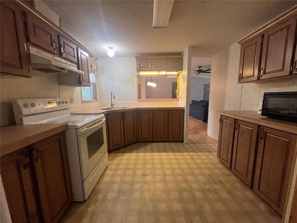 For Sale: $275,000 (3 beds, 2 baths, 1568 Square Feet)