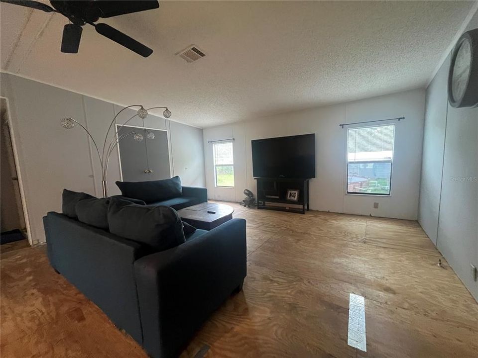 For Sale: $275,000 (3 beds, 2 baths, 1568 Square Feet)