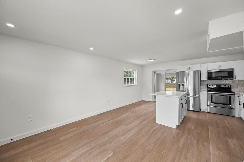 For Sale: $245,000 (3 beds, 1 baths, 866 Square Feet)