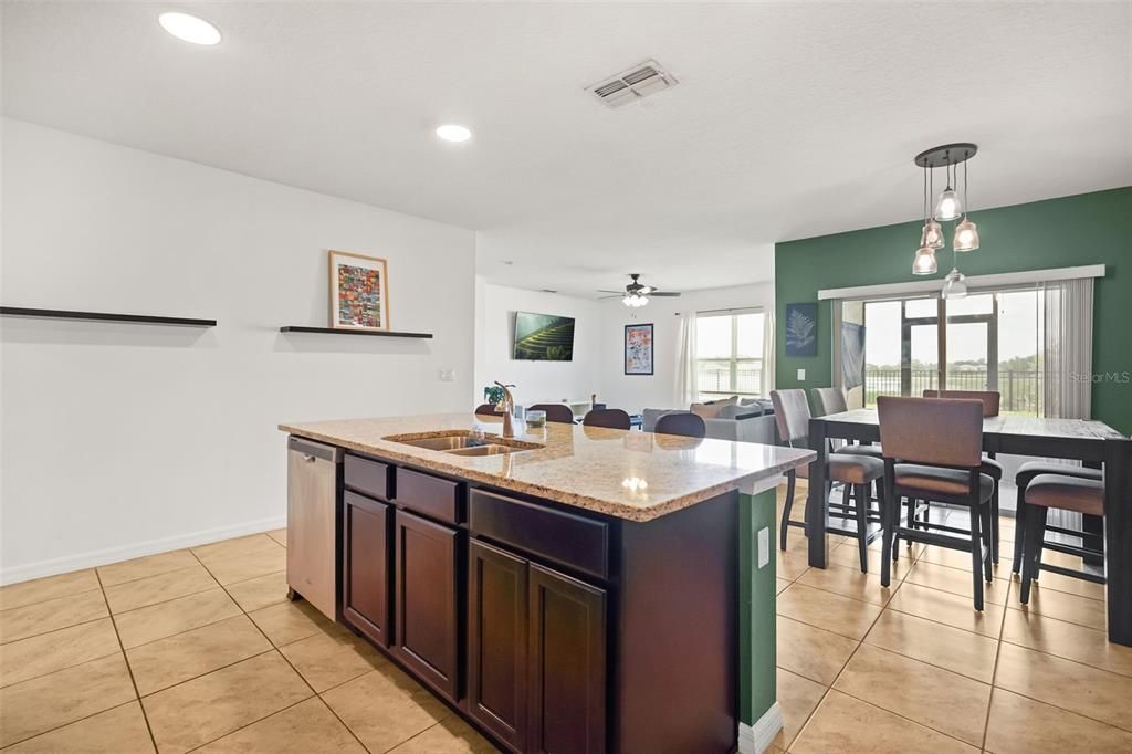 En Venta: $330,000 (4 camas, 2 baños, 1867 Pies cuadrados)