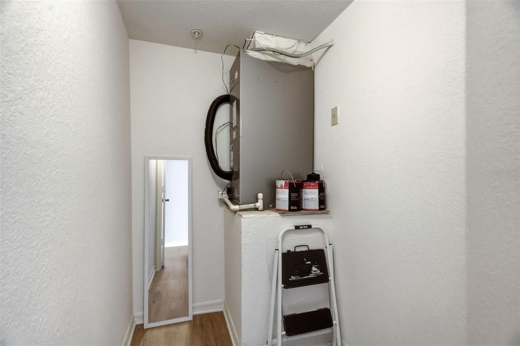For Rent: $1,350 (1 beds, 1 baths, 842 Square Feet)