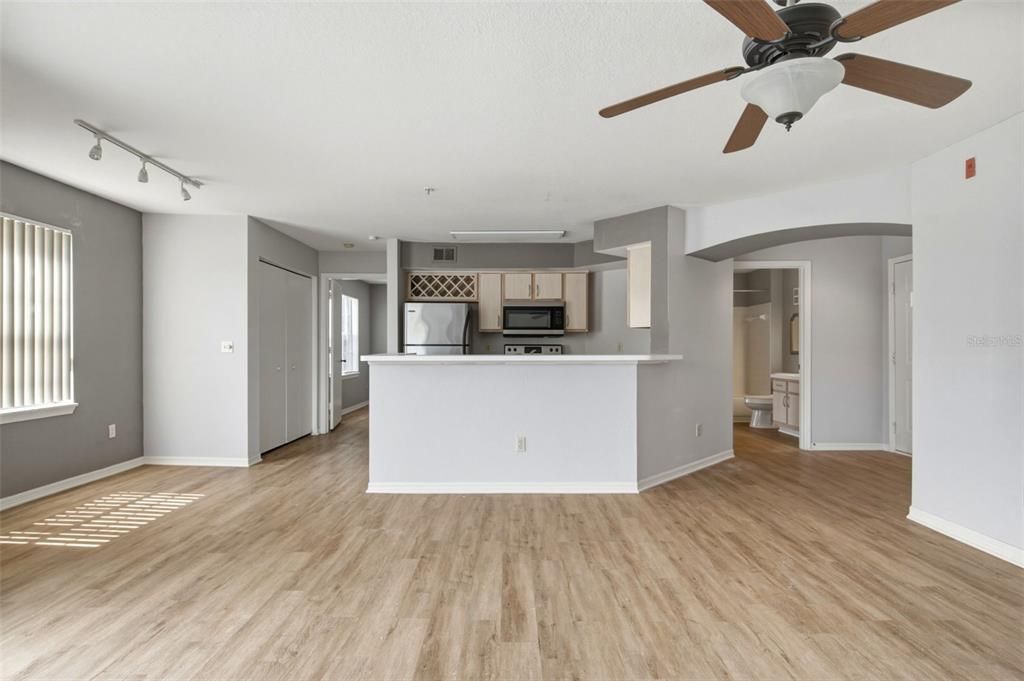 For Rent: $1,350 (1 beds, 1 baths, 842 Square Feet)