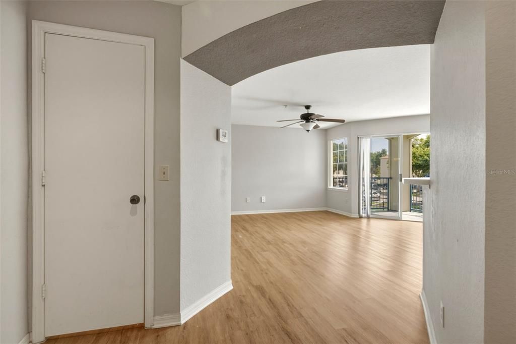For Rent: $1,350 (1 beds, 1 baths, 842 Square Feet)