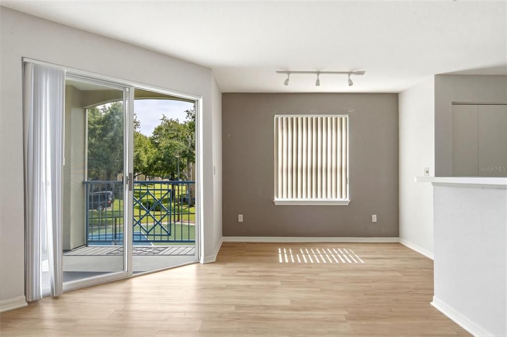 For Rent: $1,350 (1 beds, 1 baths, 842 Square Feet)