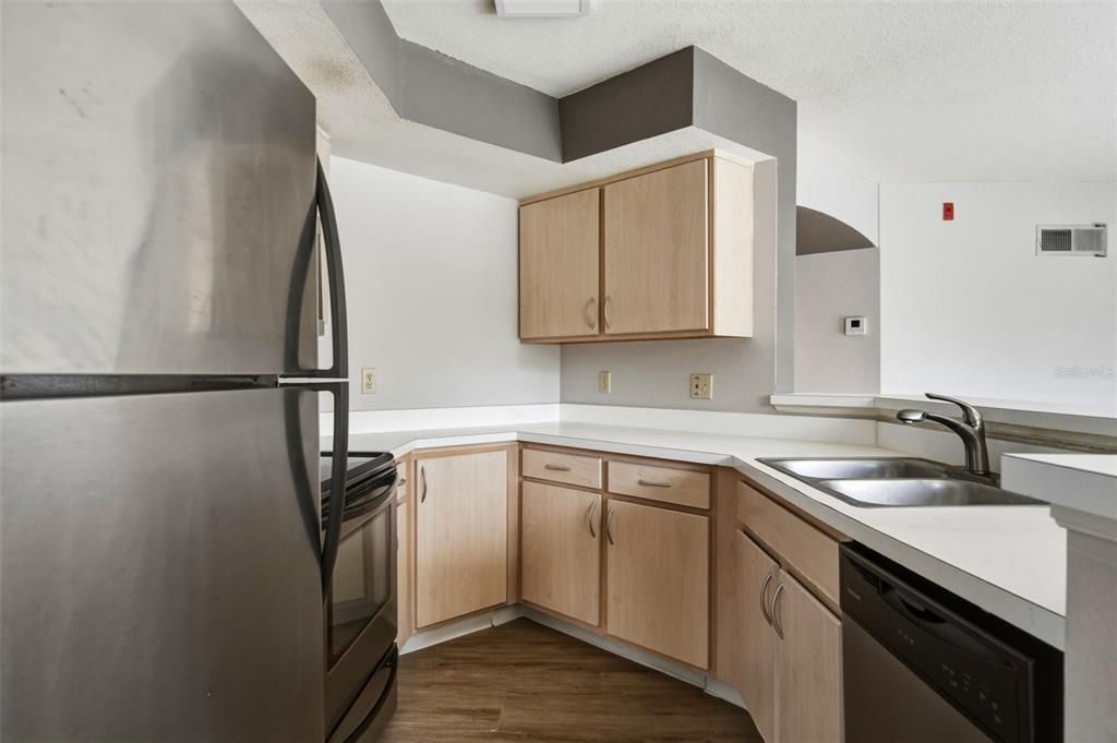 For Rent: $1,350 (1 beds, 1 baths, 842 Square Feet)