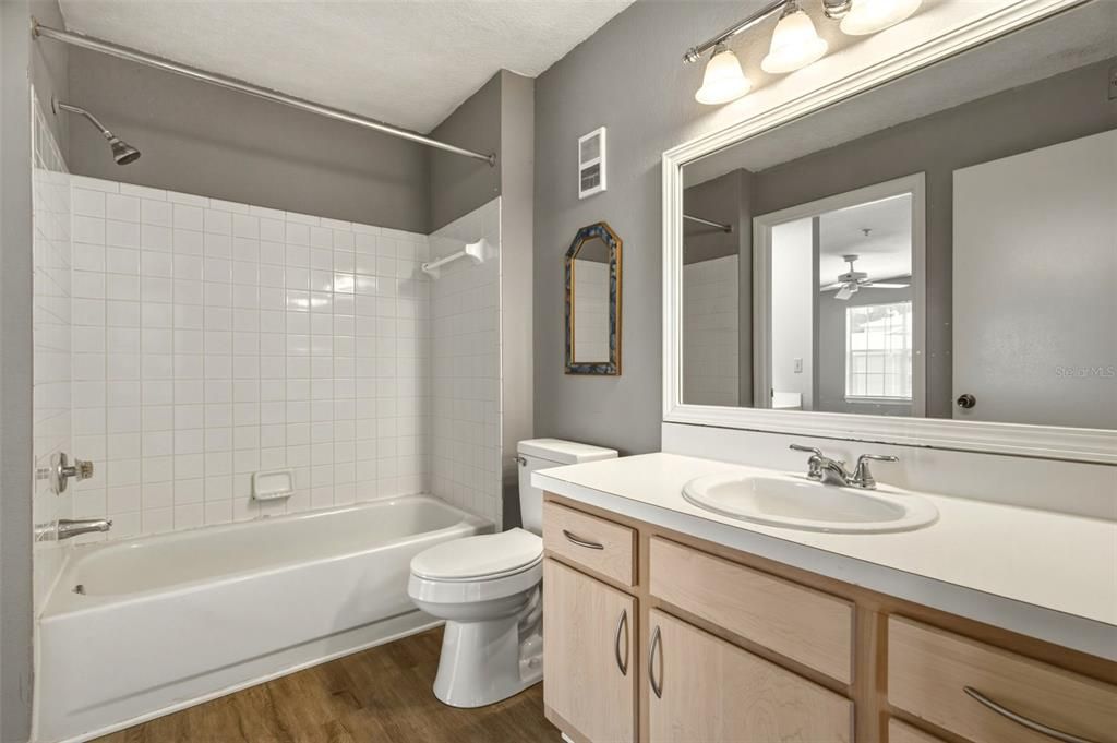 For Rent: $1,350 (1 beds, 1 baths, 842 Square Feet)