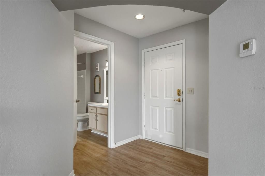 For Rent: $1,350 (1 beds, 1 baths, 842 Square Feet)