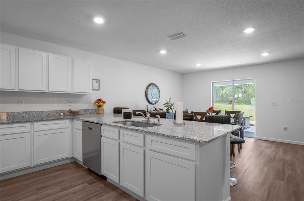 En Venta: $349,000 (4 camas, 3 baños, 2291 Pies cuadrados)