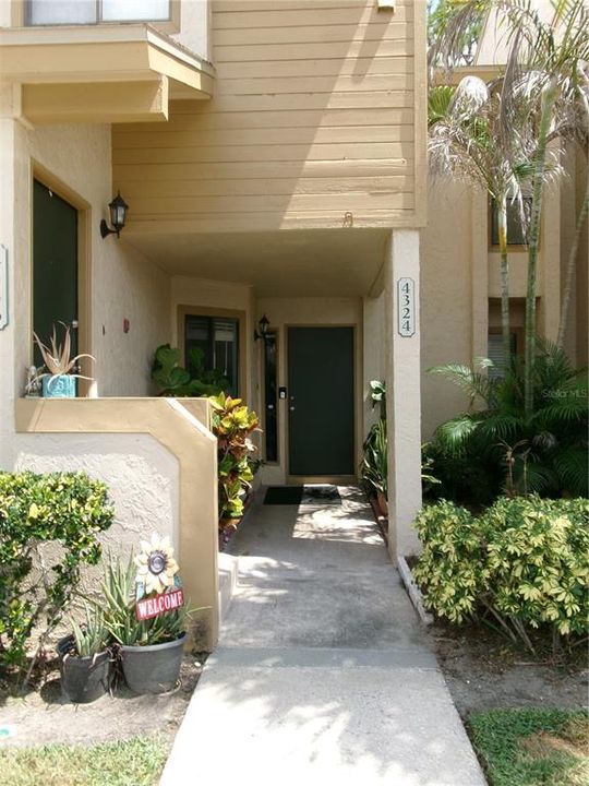 На продажу: $194,300 (1 спален, 1 ванн, 848 Квадратных фут)