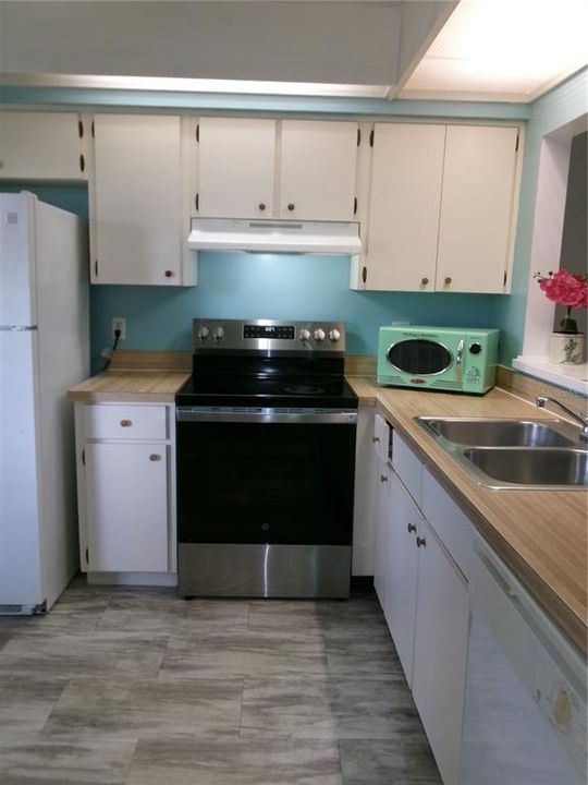 На продажу: $194,300 (1 спален, 1 ванн, 848 Квадратных фут)