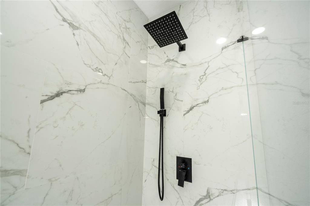 En Venta: $1,100,000 (5 camas, 4 baños, 2928 Pies cuadrados)
