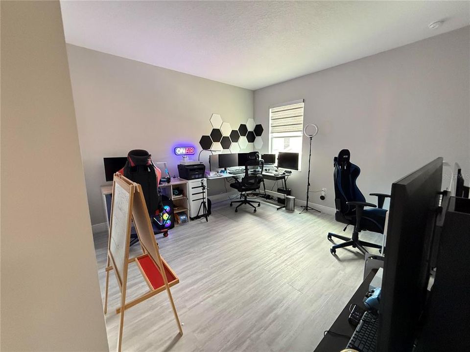 Activo con contrato: $3,400 (5 camas, 3 baños, 3054 Pies cuadrados)