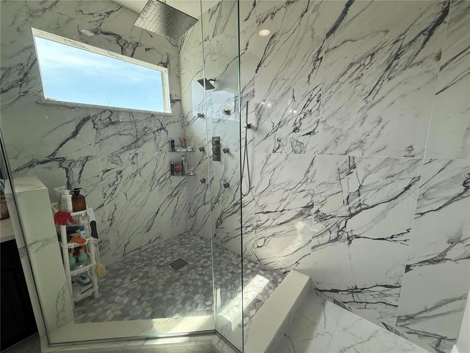 Activo con contrato: $3,400 (5 camas, 3 baños, 3054 Pies cuadrados)