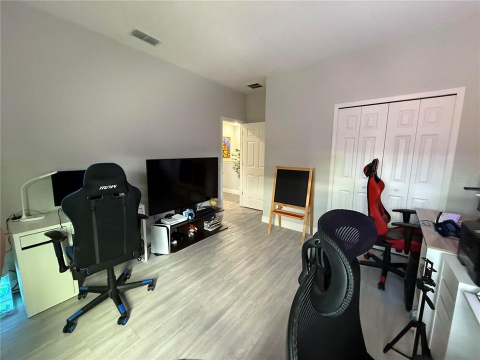 Activo con contrato: $3,400 (5 camas, 3 baños, 3054 Pies cuadrados)