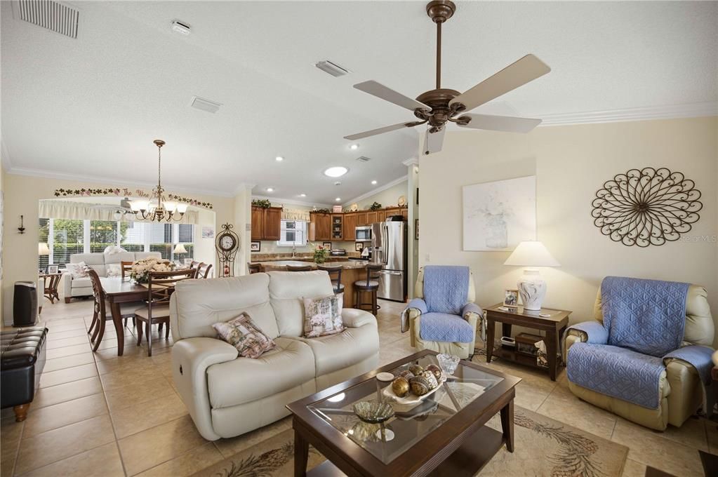 Activo con contrato: $325,000 (3 camas, 2 baños, 1545 Pies cuadrados)