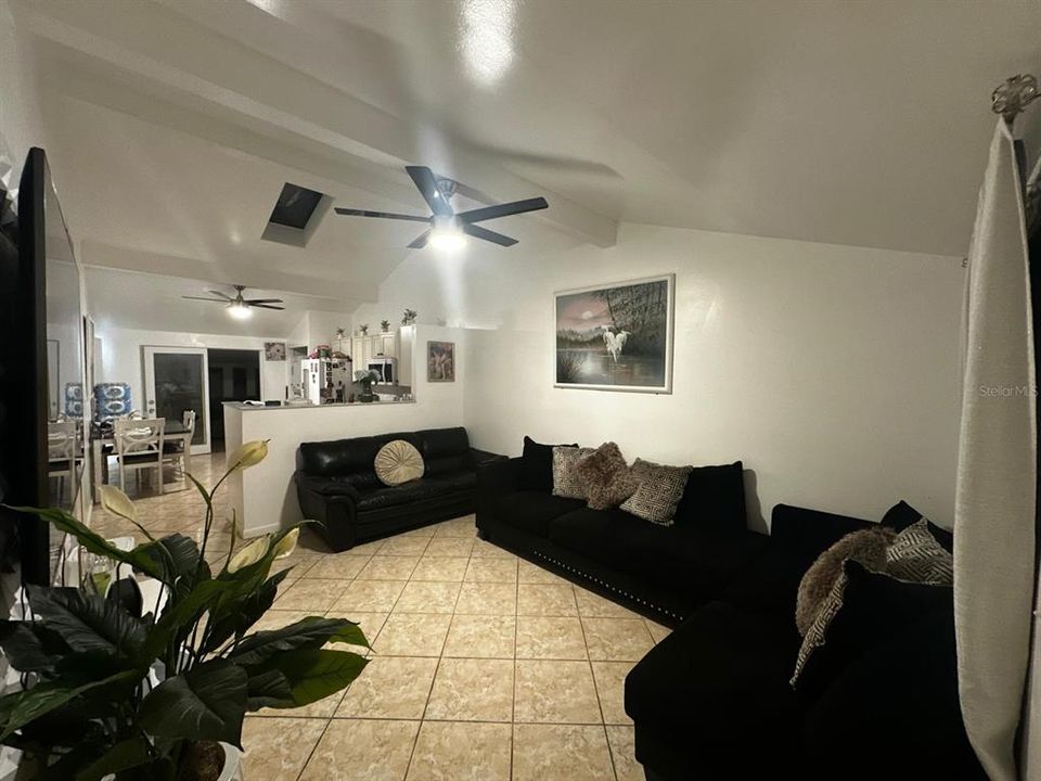En Venta: $395,000 (3 camas, 2 baños, 1389 Pies cuadrados)