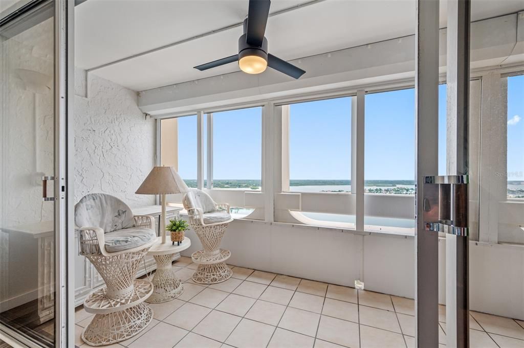 For Rent: $2,900 (1 beds, 1 baths, 995 Square Feet)