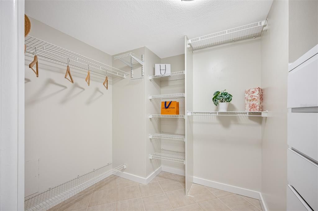 For Rent: $2,900 (1 beds, 1 baths, 995 Square Feet)