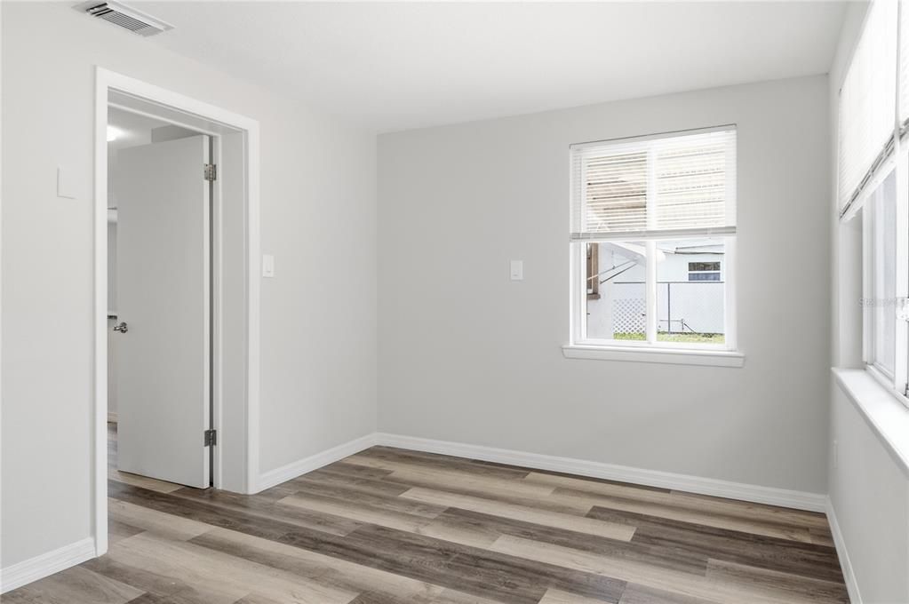 На продажу: $289,999 (3 спален, 2 ванн, 1004 Квадратных фут)