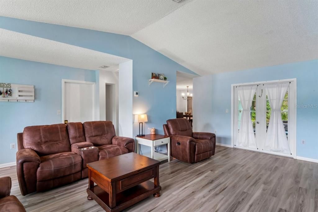 En Venta: $359,900 (3 camas, 2 baños, 1398 Pies cuadrados)
