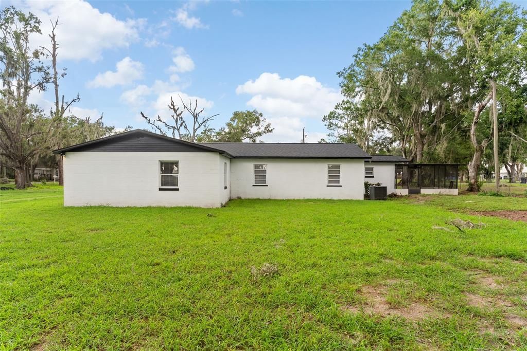 Activo con contrato: $375,000 (3 camas, 2 baños, 1700 Pies cuadrados)