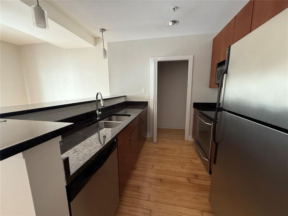 Под контрактом: $2,295 (1 спален, 1 ванн, 925 Квадратных фут)