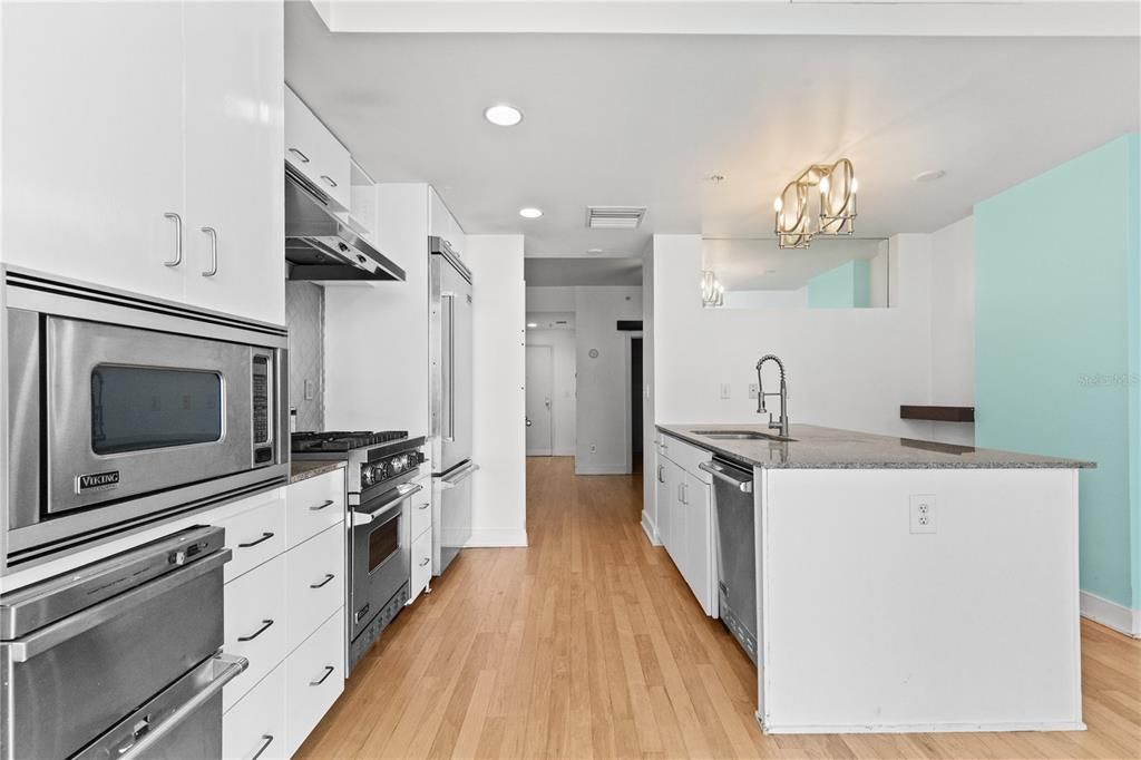 Active With Contract: $245,000 (1 beds, 1 baths, 615 Square Feet)