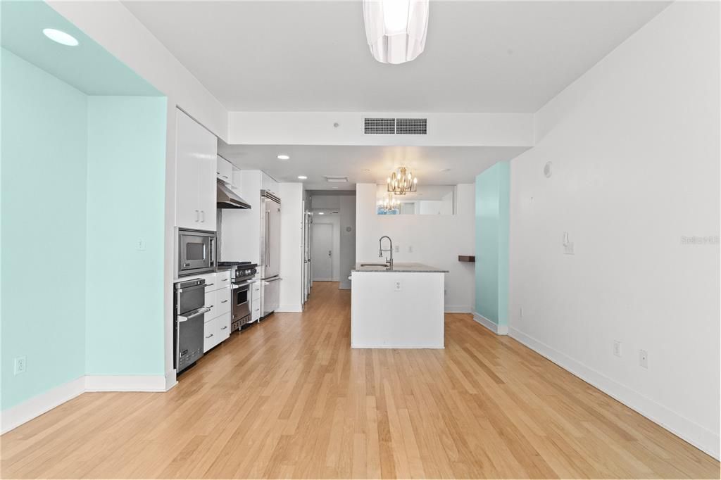 Active With Contract: $245,000 (1 beds, 1 baths, 615 Square Feet)