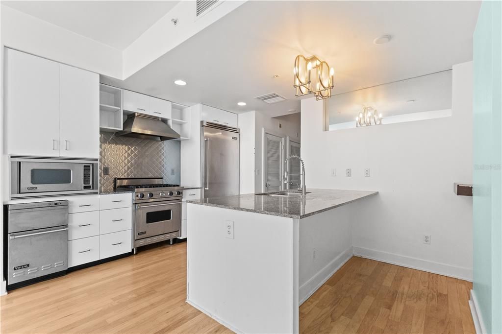 Active With Contract: $245,000 (1 beds, 1 baths, 615 Square Feet)