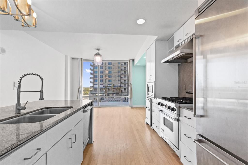 Active With Contract: $245,000 (1 beds, 1 baths, 615 Square Feet)
