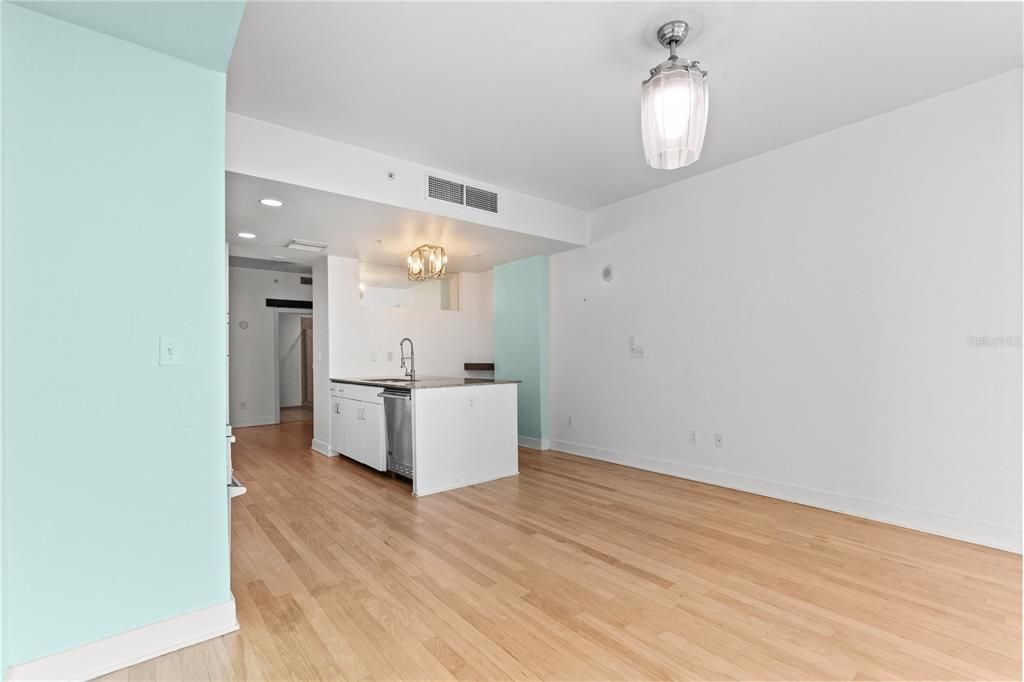 Active With Contract: $245,000 (1 beds, 1 baths, 615 Square Feet)