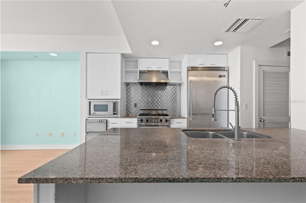 Active With Contract: $245,000 (1 beds, 1 baths, 615 Square Feet)