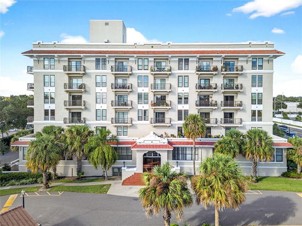 For Sale: $125,000 (1 beds, 1 baths, 714 Square Feet)