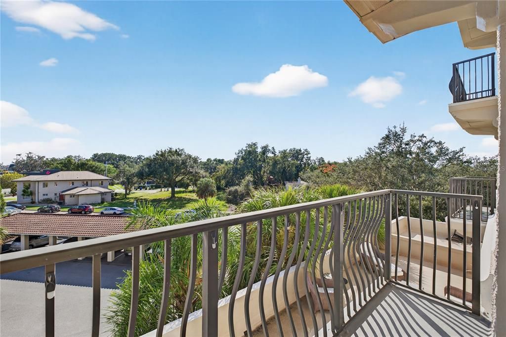 For Sale: $125,000 (1 beds, 1 baths, 714 Square Feet)