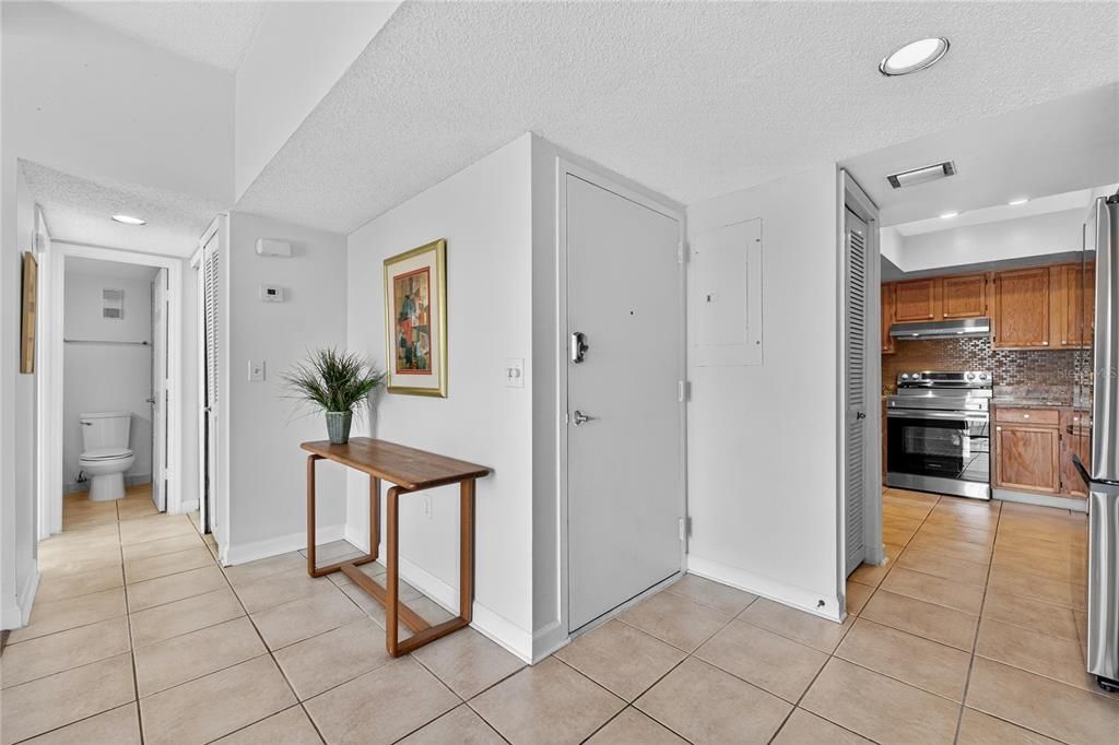 For Sale: $125,000 (1 beds, 1 baths, 714 Square Feet)