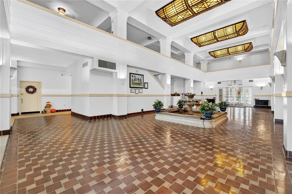 For Sale: $125,000 (1 beds, 1 baths, 714 Square Feet)