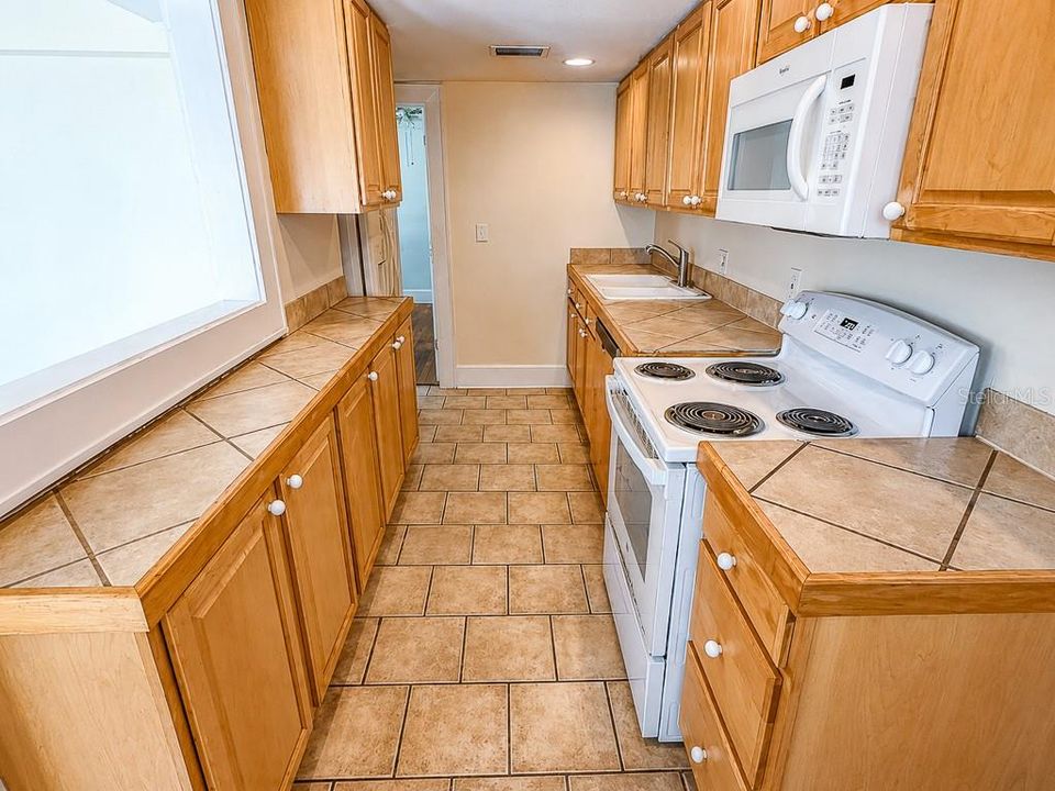 Под контрактом: $449,900 (3 спален, 2 ванн, 1202 Квадратных фут)