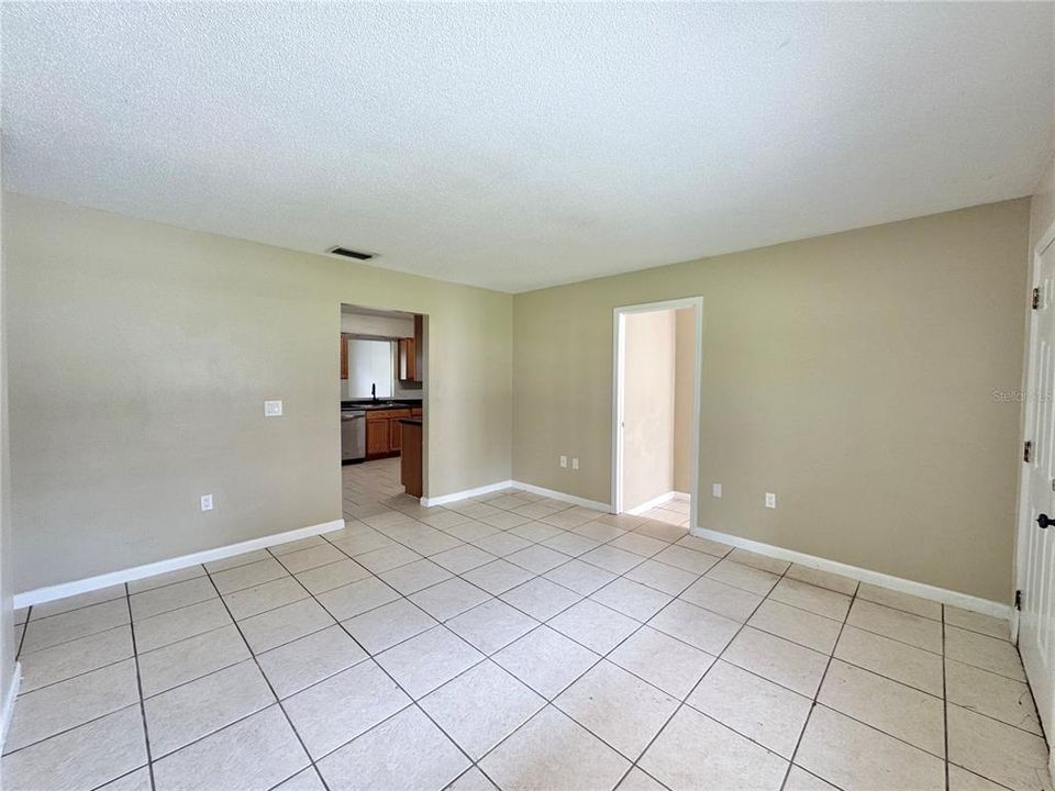 En Venta: $235,000 (4 camas, 2 baños, 1656 Pies cuadrados)