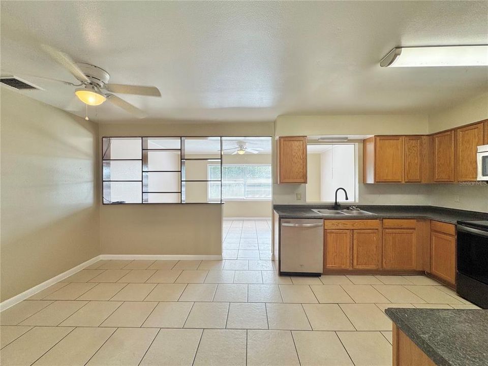 En Venta: $235,000 (4 camas, 2 baños, 1656 Pies cuadrados)