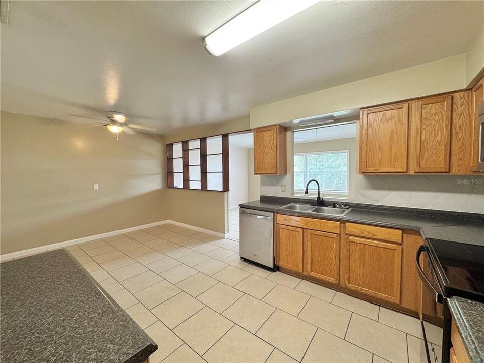 En Venta: $235,000 (4 camas, 2 baños, 1656 Pies cuadrados)