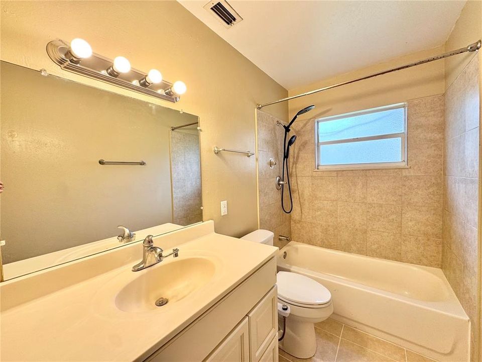 En Venta: $235,000 (4 camas, 2 baños, 1656 Pies cuadrados)