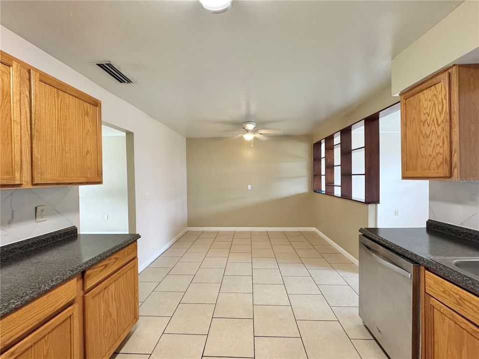 En Venta: $235,000 (4 camas, 2 baños, 1656 Pies cuadrados)