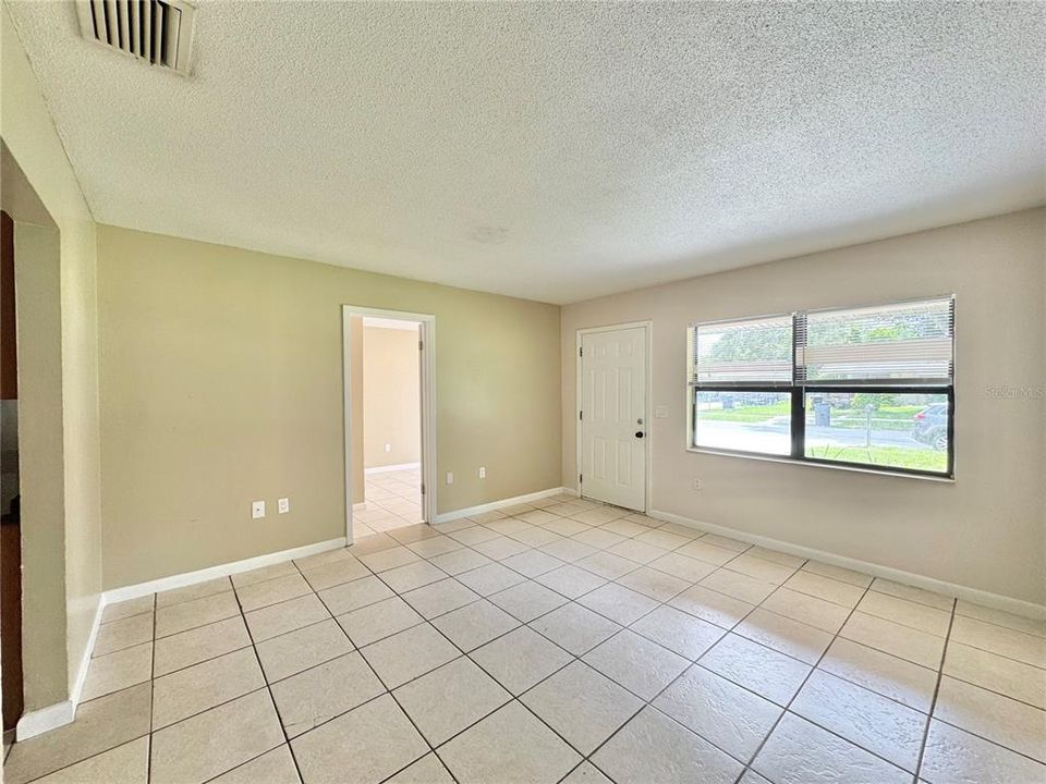 En Venta: $235,000 (4 camas, 2 baños, 1656 Pies cuadrados)