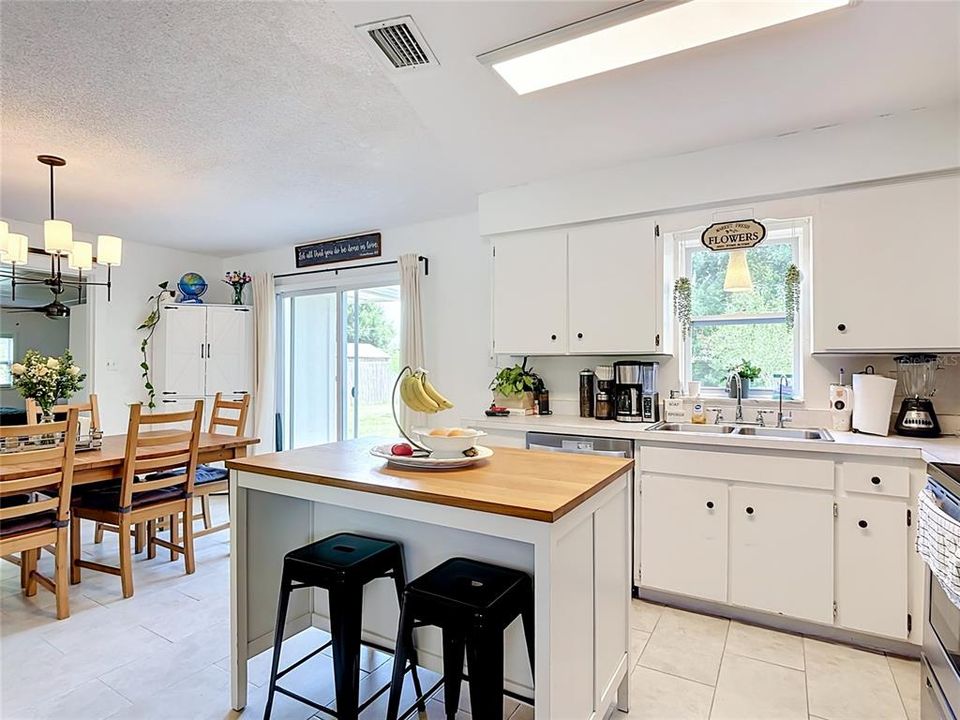 En Venta: $305,000 (3 camas, 2 baños, 1212 Pies cuadrados)
